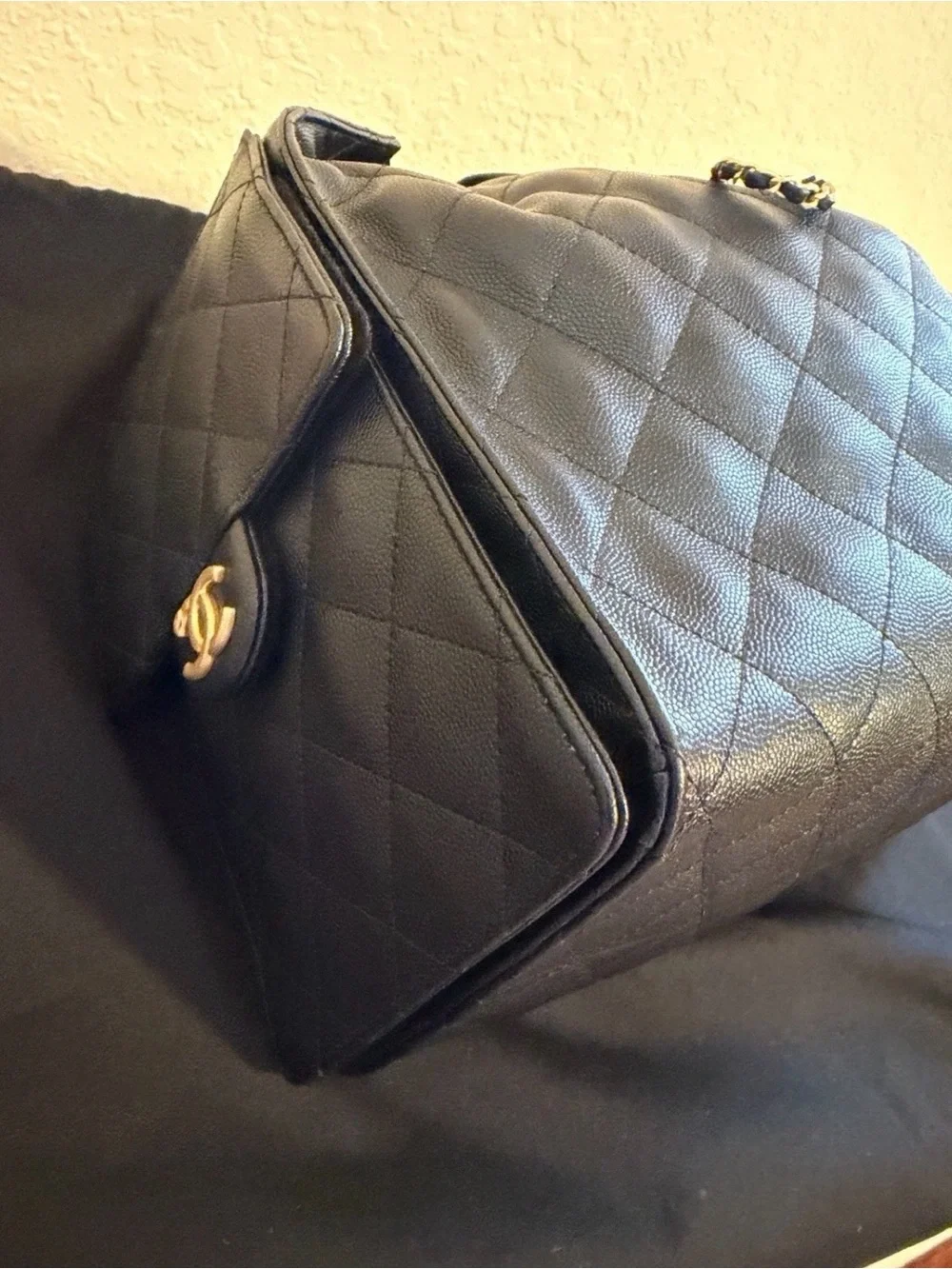 Chanel 25 bag in black grain leather and golden hardware. Medium size.